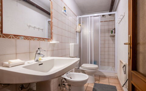 Les Combes 6: Flooring, Interieur Ontwerp, Verdieping, Meubilair, Kamer, Loodgieterswerkinrichting, Plafond, Wastafel, Badkamer, Appartement