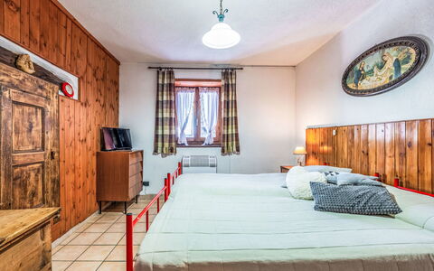 Les Combes 6: Hout, Meubilair, Huis, Huis, Slaapkamer, Kamer, Bed, Hardwood, Beits, Bedding