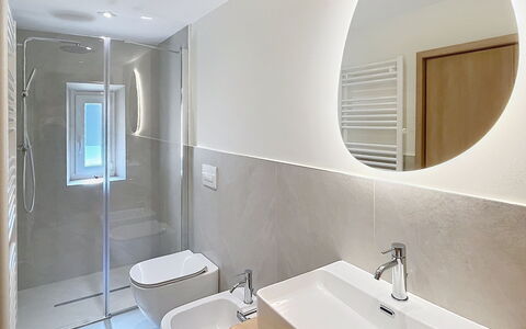 Ca' Alma Dolomia: Badkamer, Flooring, Loodgieterswerkinrichting, Verdieping, Muur, Interieur Ontwerp, Wastafel In De Badkamer, Wastafel, Toilet, Kraan