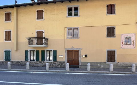 Ca' Alma Dolomia: Muur, Venster, Gebouw, Deur, Facade, Menselijke Nederzetting, Appartement, Schuifraam, Verf, Gips