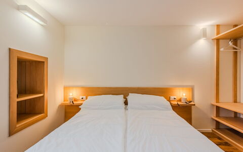 Ca' Alma Dolomia: Interieur Ontwerp, Muur, Hout, Flooring, Plafond, Bed, Verdieping, Slaapkamer, Kamer, Verlichting