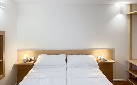Ca' Alma Dolomia: Interieur Ontwerp, Muur, Bed, Hout, Flooring, Slaapkamer, Verdieping, Plafond, Meubilair, Kamer