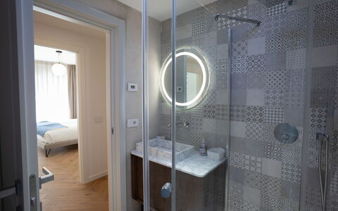 Terrazza Mare, Jacuzzi and Seaview: Interieur Ontwerp, Flooring, Loodgieterswerkinrichting, Verdieping, Badkamer, Wastafel In De Badkamer, Loodgieter, Plafond, Wastafel, Tegel