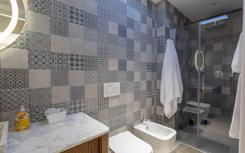 Terrazza Mare, Jacuzzi and Seaview: Flooring, Verdieping, Badkamer, Interieur Ontwerp, Loodgieterswerkinrichting, Tegel, Toilet, Wc Bril, Samengesteld Materiaal, Mozaïek