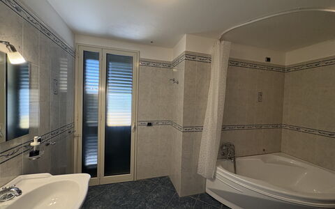 Villa Magda: Flooring, Verdieping, Interieur Ontwerp, Loodgieterswerkinrichting, Kamer, Plafond, Loodgieter, Badkamer, Kraan, Appartement