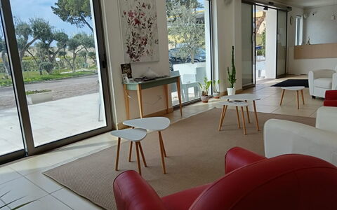 Baia di Tempsa Beach and Sea: Meubilair, Interieur Ontwerp, Flooring, Verdieping, Stoel, Tafel, Kamer, Appartement, Woonkamer, Plafond