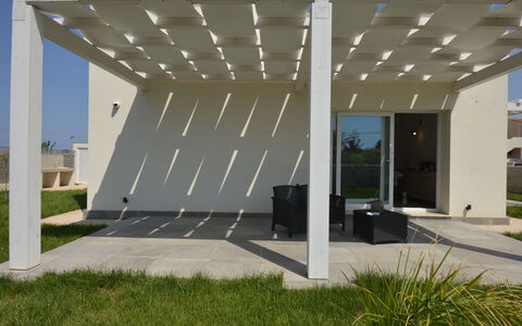 Villa Blue: Schaduw, Samengesteld Materiaal, Pergola, Outdoor Structuur, Paviljoen, Beton, Canopy, Straal, Kolom, Ontwerp