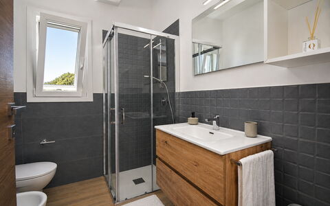 Villa Blue: Loodgieterswerkinrichting, Wastafel In De Badkamer, Wastafel, Flooring, Badkamer, Verdieping, Badkamerkast, Kraan, Interieur Ontwerp, Loodgieter