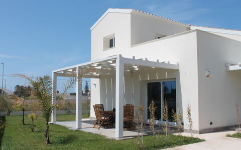 Villa Blue: Meubilair, Schaduw, Veranda, Stoel, Pergola, Deur, Outdoor Structuur, Buitenmeubels, Patio, Keuken En Eettafel
