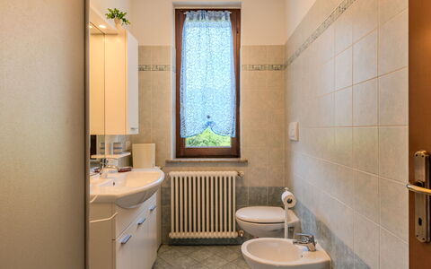 Casa Iolanda: Flooring, Loodgieterswerkinrichting, Verdieping, Interieur Ontwerp, Wastafel In De Badkamer, Wastafel, Kraan, Badkamer, Loodgieter, Kamer