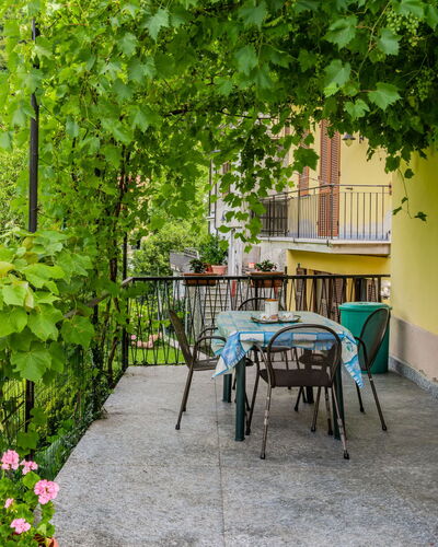 Casa Iolanda: Meubilair, Stoel, Buitenmeubels, Tafel, Buitentafel, Schaduw, Backyard, Keuken En Eettafel, Tuin, Werf