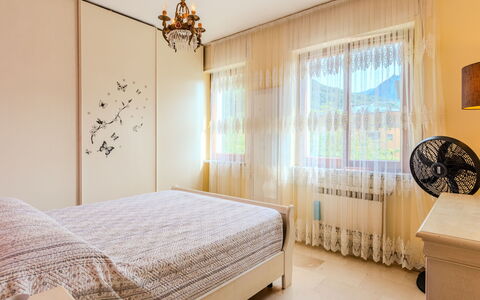 Casa Asia: Bed, Meubilair, Interieur Ontwerp, Slaapkamer, Bedding, Muur, Verdieping, Laken, Flooring, Plafond