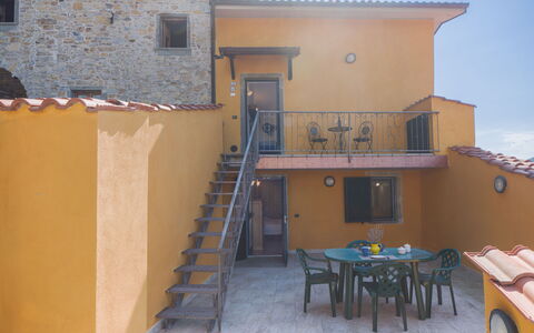 Casa Morgana: Muur, Architectuur, Deur, Balkon, Trap, Leuning, Beits, Kamerplant, Bloempot, Baluster