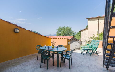 Casa Morgana: Huis, Balkon, Buitenmeubels, Schaduw, Kamerplant, Beits, Stoel, Bloempot, Eco Hotel, Leuning
