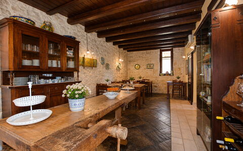 La Muraglia: Meubilair, Interieur Ontwerp, Muur, Hout, Flooring, Tafel, Keuken En Eettafel, Plafond, Eetkamer, Verdieping