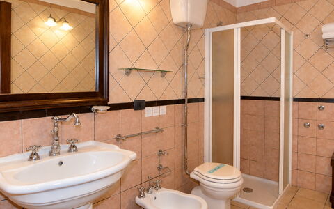 La Muraglia: Interieur Ontwerp, Flooring, Loodgieterswerkinrichting, Verdieping, Wastafel, Badkamer, Wastafel In De Badkamer, Kraan, Verlichting, Kamer