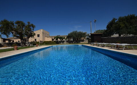 La Muraglia: Zwembad, Landgoed, Schaduw, Hacienda, Buitenmeubels, Landscaping, Toevlucht, Villa, Binnenplaats