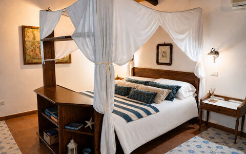 Villa Gertrude: Meubilair, Bed, Interieur Ontwerp, Slaapkamer, Bedding, Hout, Verdieping, Kamer, Linens, Laken