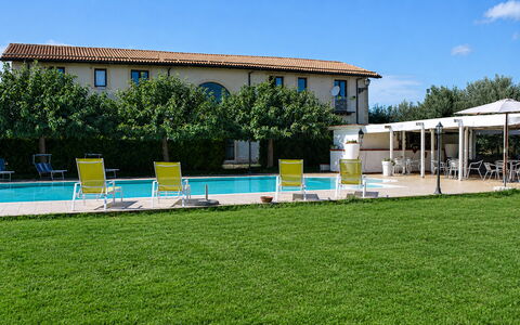 Villa Gertrude: Zwembad, Schaduw, Landgoed, Toevlucht, Gazon, Hacienda, Tuin, Landscaping, Werf, Villa