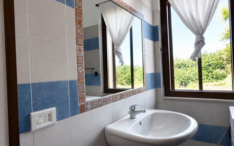 Villa Gertrude: Interieur Ontwerp, Flooring, Verdieping, Loodgieterswerkinrichting, Kamer, Badkamer, Wastafel, Plafond, Wastafel In De Badkamer, Loodgieter