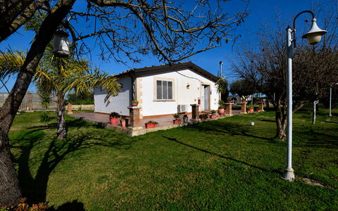 Villa Gertrude: Huis, Huis, Verblijf, Gazon, Tuin, Landgoed, Werf, Backyard, Landscaping