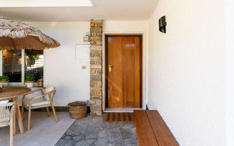 A Casa di Amici: Meubilair, Interieur Ontwerp, Flooring, Verdieping, Tafel, Hout, Plafond, Stoel, Kamer, Bankstel