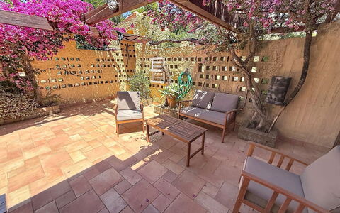 Villa Siria: Meubilair, Interieur Ontwerp, Flooring, Verdieping, Tafel, Hout, Plafond, Stoel, Kamer, Bankstel