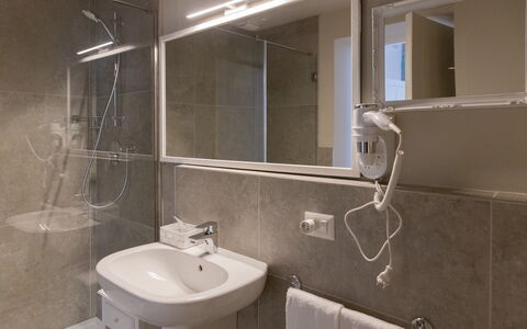 Relais Villa Mirandola: Interieur Ontwerp, Flooring, Verdieping, Kamer, Plafond, Loodgieterswerkinrichting, Loodgieter, Badkamer, Wastafel, Kraan