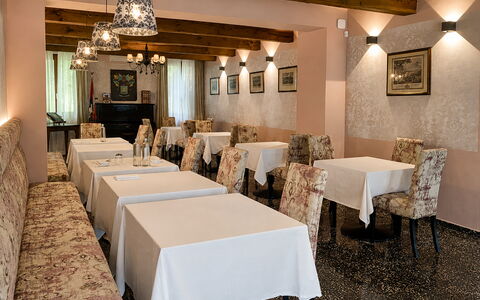 Relais Villa Mirandola: Interieur Ontwerp, Meubilair, Linens, Kamer, Restaurant, Plafond, Stoel, Lichte Inrichting, Hotel, Tafelkleed