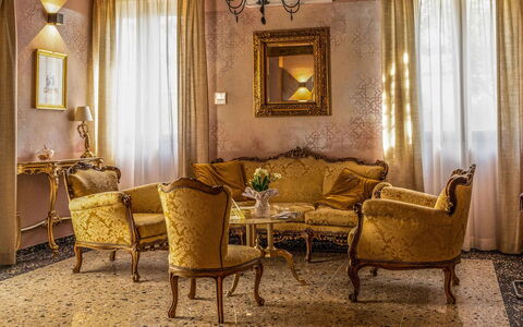 Relais Villa Mirandola: Meubilair, Interieur Ontwerp, Bankstel, Muur, Flooring, Verdieping, Woonkamer, Kamer, Stoel, Verlichting