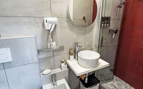 Colazza 100: Loodgieterswerkinrichting, Wastafel, Flooring, Interieur Ontwerp, Verdieping, Badkamer, Kraan, Loodgieter, Wastafel In De Badkamer, Toilet