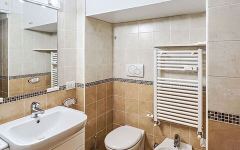 Presanella: Badkamer, Loodgieterswerkinrichting, Flooring, Interieur Ontwerp, Verdieping, Wastafel, Toilet, Kraan, Loodgieter, Wc Bril