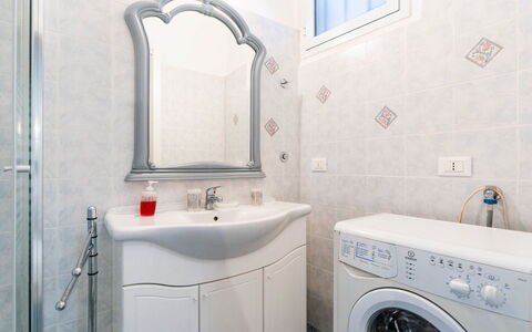 Lily: Loodgieterswerkinrichting, Interieur Ontwerp, Wasmachine, Flooring, Verdieping, Wastafel, Kraan, Badkamer, Loodgieter, Kamer