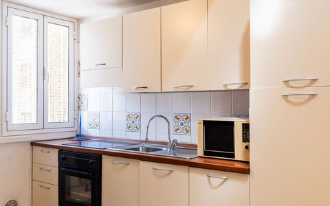 Lily: Toestel Van De Keuken, Keuken, Major Appliance, Countertop, Hout, Cabinetry, Flooring, Gootsteen, Interieur Ontwerp, Kamer