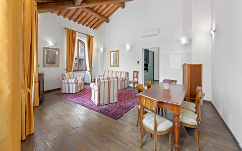 La Piazza Grand Vista Suite: Interieur Ontwerp, Meubilair, Flooring, Plafond, Verdieping, Kamer, Verlichting, Fotolijst, Woonkamer, Bankstel