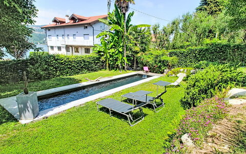 Emma: Struik, Zwembad, Tuin, Gazon, Landscaping, Backyard, Toevlucht, Werf, Landgoed, Waterpartij
