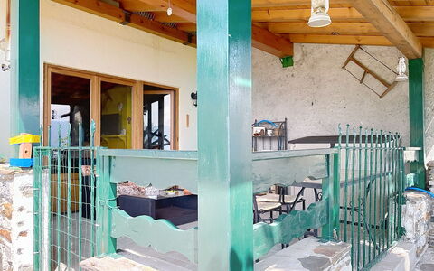 Baita Melissa: Hout, Beits, Veranda, Straal, Schaduw, Hardwood, Plank, Kolom, Timmerhout, Daylighting