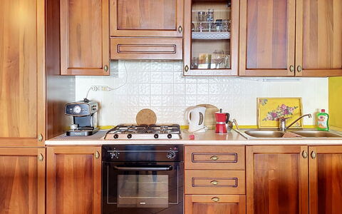 Baita Melissa: Cabinetry, Major Appliance, Hout, Toestel Van De Keuken, Keuken, Meubilair, Flooring, Countertop, Interieur Ontwerp, Kast