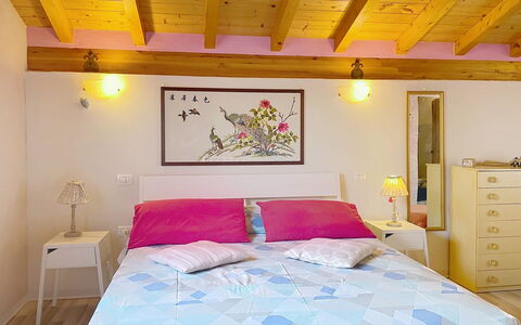 Baita Melissa: Bed, Meubilair, Interieur Ontwerp, Slaapkamer, Laken, Verdieping, Plafond, Bedding, Flooring, Linens