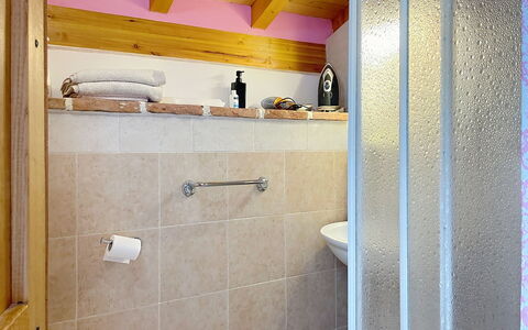Baita Melissa: Muur, Flooring, Loodgieterswerkinrichting, Interieur Ontwerp, Verdieping, Loodgieter, Badkamer, Kamer, Kraan, Plafond