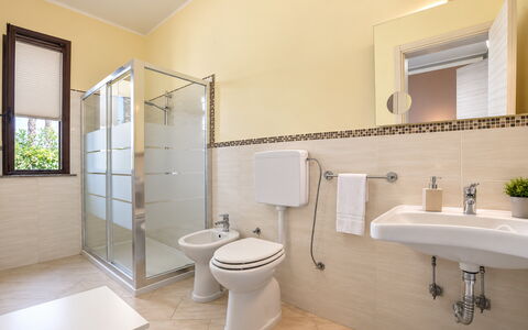Villa Sara: Flooring, Loodgieterswerkinrichting, Interieur Ontwerp, Verdieping, Badkamer, Wc Bril, Toilet, Loodgieter, Wastafel, Kraan