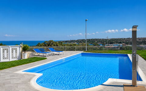 Villa Sara: Zwembad, Blauw, Toevlucht, Buitenmeubels, Samengesteld Materiaal, Eco Hotel, Schaduw, Vrije Tijd, Villa, Ligstoel