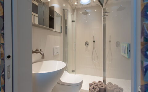 Belvedere Guastella B 4: Badkamer, Interieur Ontwerp, Loodgieterswerkinrichting, Muur, Flooring, Verdieping, Toilet, Spiegel, Wastafel In De Badkamer, Loodgieter