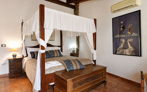 Casa Dafne: Meubilair, Bed, Interieur Ontwerp, Slaapkamer, Flooring, Hout, Verdieping, Kamer, Bedding, Plafond
