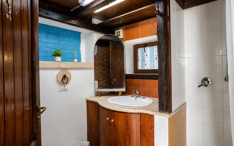Casa Dafne: Wastafel In De Badkamer, Muur, Loodgieterswerkinrichting, Wastafel, Hout, Badkamer, Kraan, Verdieping, Badkamerkast, Flooring