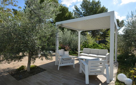 La Dimora di Diana: Meubilair, Hout, Buitenmeubels, Schaduw, Tuin, Pergola, Outdoor Structuur, Buitentafel, Stoel, Patio