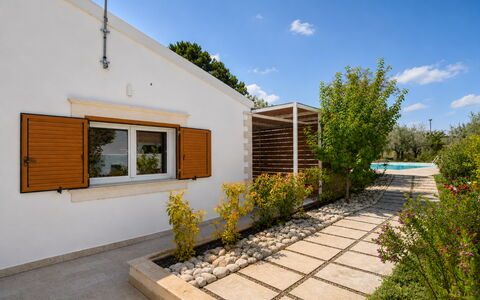 La Dimora di Diana: Huis, Land Lot, Schaduw, Tuin, Deur, Verblijf, Landgoed, Landscaping, Werf