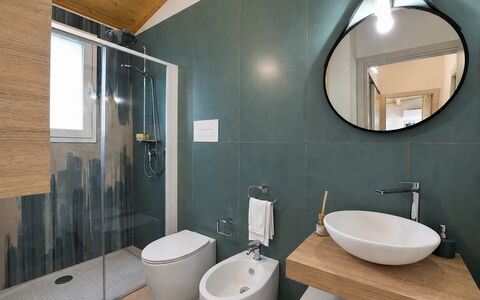 La Dimora di Diana: Badkamer, Loodgieterswerkinrichting, Flooring, Interieur Ontwerp, Verdieping, Wastafel In De Badkamer, Wastafel, Kraan, Loodgieter, Verlichting