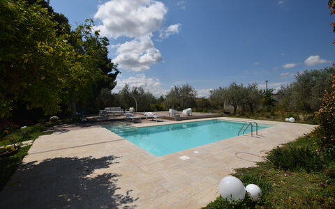 La Dimora di Diana: Zwembad, Schaduw, Toevlucht, Tuin, Buitenmeubels, Landscaping, Flagstone, Waterpartij, Beton