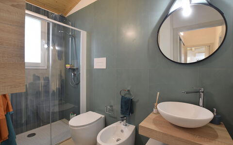 La Dimora di Diana: Badkamer, Flooring, Loodgieterswerkinrichting, Interieur Ontwerp, Verdieping, Wastafel In De Badkamer, Wastafel, Kraan, Loodgieter, Verlichting